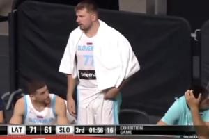 应无大碍！东契奇已回到场边替补席 但还未上场