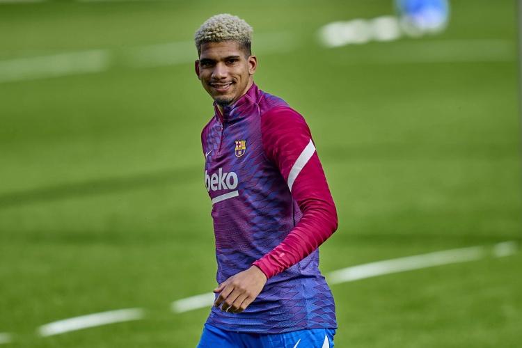 开云在线直播-阿劳霍强调未响哨即坚持比赛 坦言身体状况良好且充满信心