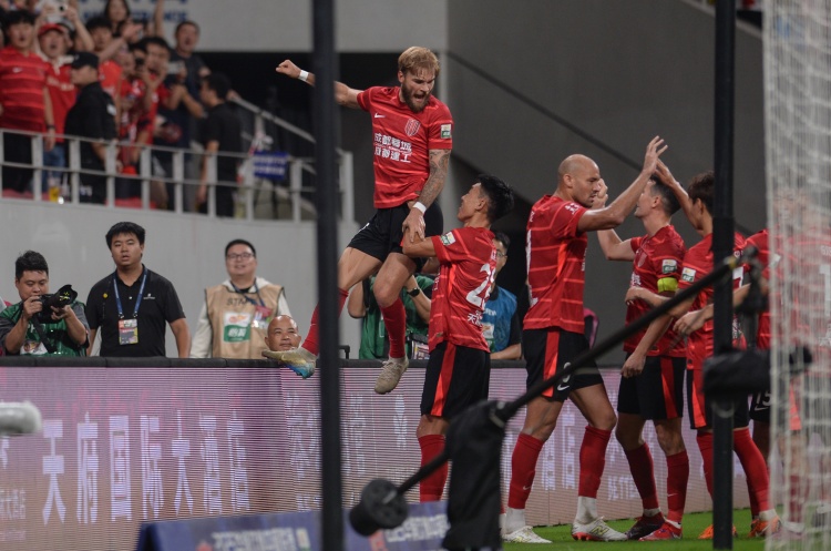 开云APP-足球报：蓉城本赛季战前五球队保持不败，争冠只需要做好自己