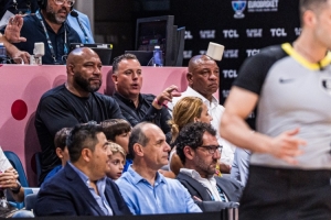 开云下载网址-字母哥率希腊首战意大利 里弗斯&amp;哈姆&amp;雄鹿GM现场看球