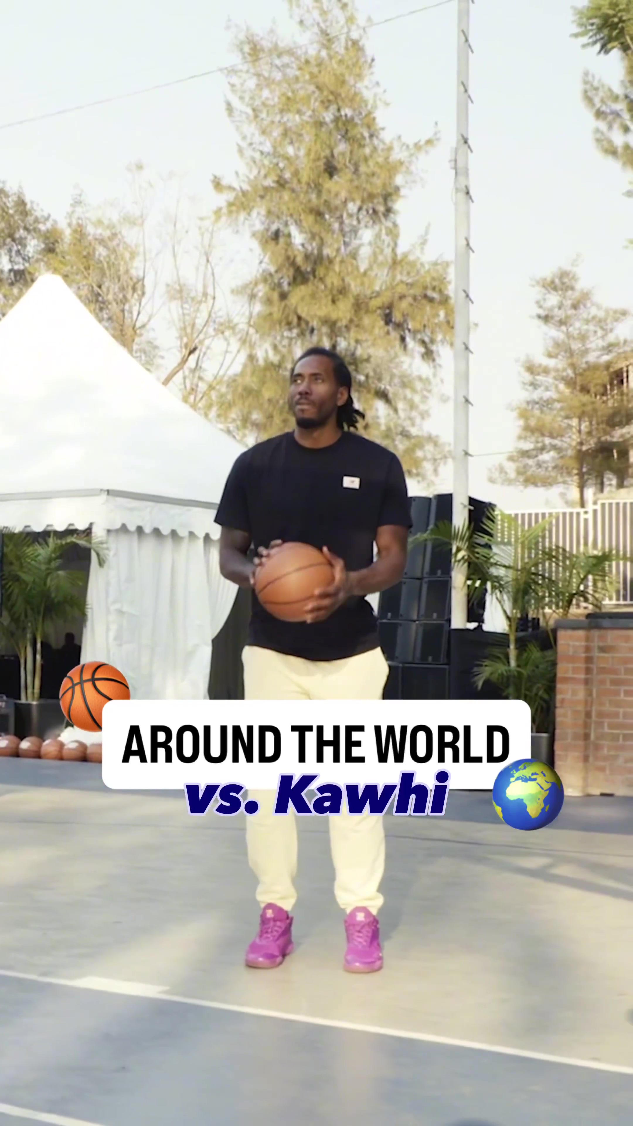 小卡卢旺达之行玩得很开心 与小球迷比拼投篮还把对方球打掉😂