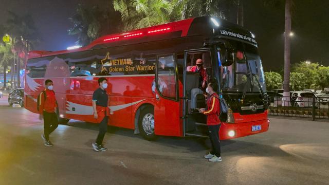1643378650018045381.jpg 越南队集体从机场奔赴下榻酒店.jpg