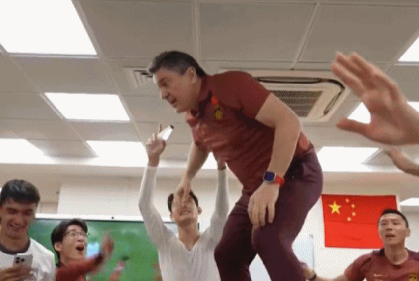 开云官网-球员起哄！安东尼奥罕见失控，站桌上跳旋转舞，球迷：想起陈戌源