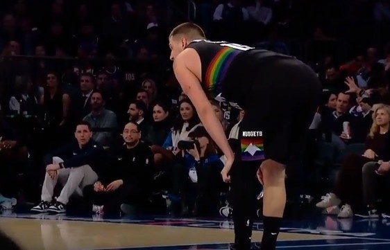 开云在线直播-让人揪心！约基奇无对抗应力性摔倒&amp;掘金喊暂停 好在无碍继续打